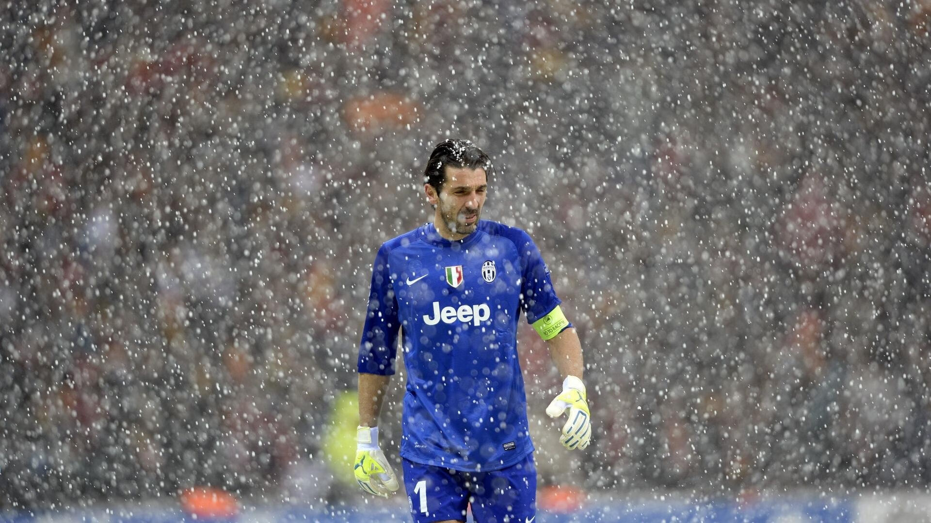 城市“十年跑团”纪念赛 老成员与新成员一起冲线